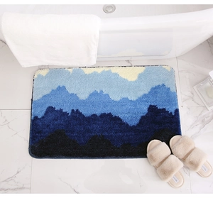 Dettaglio del tappeto da bagno soffice con motivo a montagne e morbida texture floccata