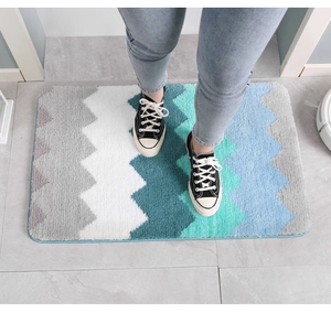 Détail du tapis de bain épais à rayures ondulées gris et bleu avec bords finis