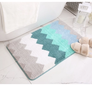 Détail du tapis de bain à motif chevron avec flocage doux sur sol en marbre