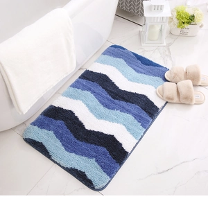 Détail du tapis de bain moelleux à vagues bleues avec texture douce et absorbante