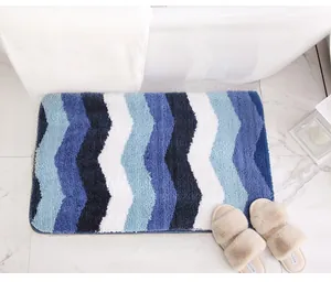 Gros plan du tapis de bain à chevrons bleu et blanc avec texture absorbante en microfibre