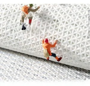Vue macro d'un tapis de bain blanc en TPR avec une texture antidérapante en nid d'abeille