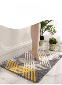 Gros plan d'un tapis de bain moelleux avec motifs géométriques en gris et jaune