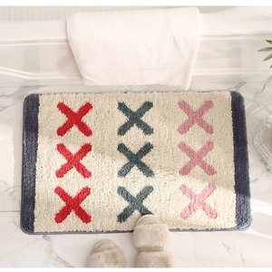 Gros plan du tapis de bain moelleux avec motifs géométriques colorés et texture douce