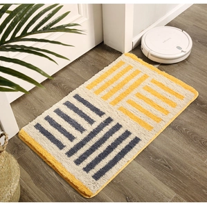 Détail de la texture pelucheuse d'un tapis géométrique sur parquet avec décor