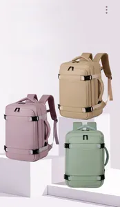 Tre zaini multifunzionali in colori pastello con fibbie laterali e spallacci traspiranti