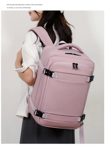 Dettaglio di zaino da viaggio rosa con scomparti multipli e cinghie laterali