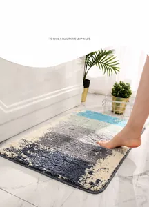 Primer plano de alfombra de baño gruesa con textura suave y diseño de bloques de colores