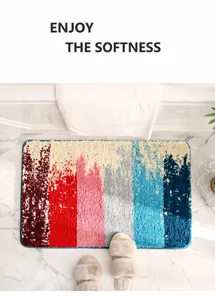 Detalle de alfombra de baño de microfibra con rayas de colores y textura de felpa suave