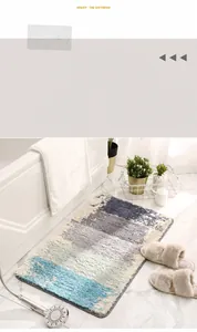 Primer plano de la textura suave y el borde antideslizante de la alfombra de baño de colores