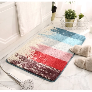 Détail du tapis de bain à rayures colorées en fibres douces sur sol en marbre