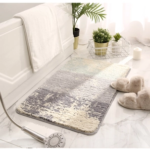 Détail macro du tapis de bain en peluche haute densité avec motif abstrait gris et bleu