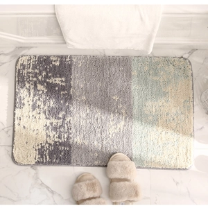 Détail du tapis de bain doux avec dégradé gris et bleu et fibres ultra absorbantes