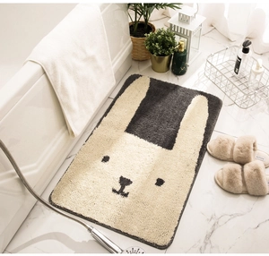 Detail der weichen flauschigen Kaninchen-Badematte mit Fasern und rutschfesten Kanten