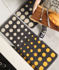 Dettaglio di tappetini da cucina a pois grigio scuro con trama felpata spessa e assorbente