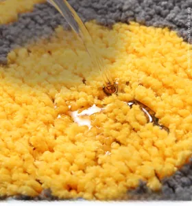 Tappetino da cucina assorbente in fibra spessa che mostra l'assorbimento di liquidi in dettaglio