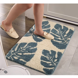 Primer plano de alfombra de hoja monstera azul sobre suelo de madera con textura densa