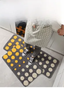 Dettaglio del set di tappeti da cucina assorbenti con texture felpata e motivi a pois