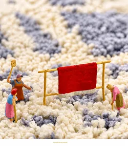 Gros plan des fibres de tapis de bain en microfibre avec des figurines montrant la douceur
