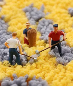 Détails macro des fibres absorbantes d'un tapis de bain moelleux jaune et gris