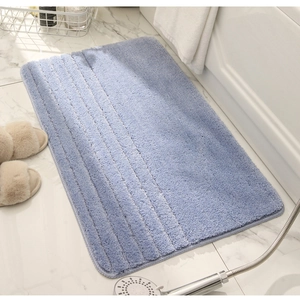 Textura detallada de alfombra de baño azul claro con rayas gruesas antideslizantes