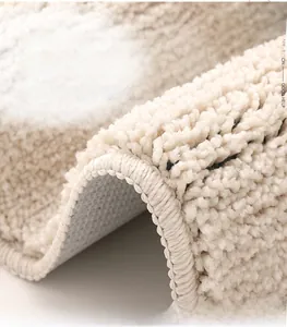 Détail macro du tapis de bain épais antidérapant avec texture pelucheuse douce