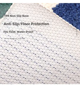 Détail de l'envers antidérapant en TPR du tapis de bain épais pour protection imperméable
