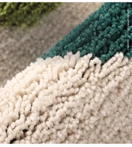 Gros plan du tapis de bain épais en microfibre avec des fibres douces et vertes