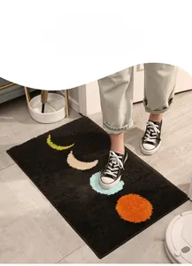 Vue détaillée du tapis de bain absorbant doux avec motifs du cycle lunaire