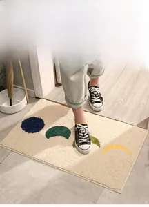 Gros plan du tapis de bain épais et absorbant avec flocage doux et motif géométrique
