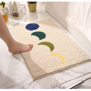 Détail d'un tapis de bain en microfibre douce avec motifs de phases de lune colorés