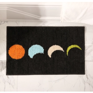 Détail macro du tapis de bain épais avec motifs de phases de lune sur microfibre noire