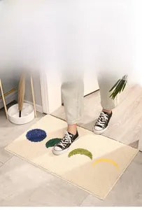 Détails d'un tapis de bain moelleux avec motifs de phases lunaires et texture douce