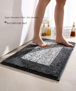 Vista de detalle de la alfombra de baño absorbente gris y blanca antideslizante