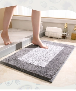 Detalle de la alfombra de baño gruesa y absorbente con fibras suaves de felpa