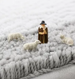 Primer plano de la textura de fibra absorbente gruesa y suave de una alfombra de baño gris