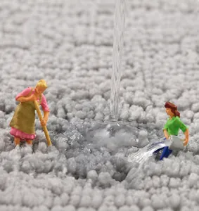 Vista macro de las fibras de la alfombra de baño gris para una máxima absorción de agua
