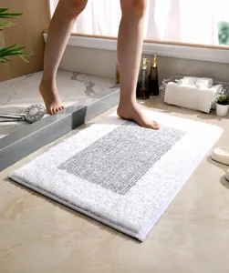 Primer plano de alfombra de baño gruesa con textura suave y diseño gris absorbente