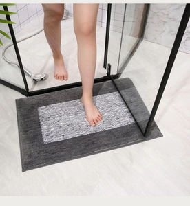 Primer plano de la alfombra de baño antideslizante gris con microfibra suave