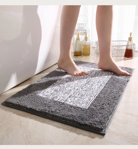Primer plano de alfombra de baño gris con textura suave y alta absorción