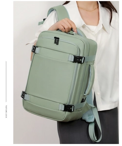 Dettaglio dello zaino porta PC verde menta impermeabile con fibbie laterali e manico largo