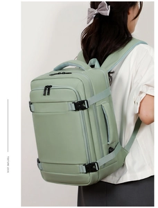 Dettagli dello zaino verde menta con fibbie laterali e trama in nylon resistente