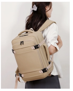 Vista laterale dello zaino business beige con spallacci ergonomici sul modello
