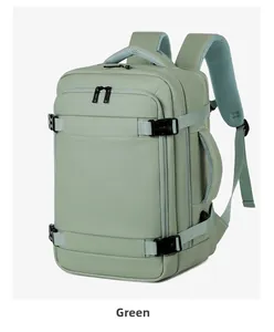 Dettaglio spallacci traspiranti in mesh e fibbie laterali sullo zaino verde professionale