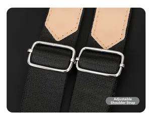 Dettaglio dello spallaccio regolabile in nylon con fibbia d'argento e inserto in pelle