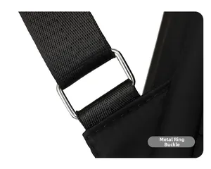 Dettaglio tracolla in nylon nero con robusti anelli rettangolari in metallo argentato