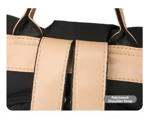 Dettaglio dello zaino in nylon nero e cuciture della tracolla in ecopelle kaki