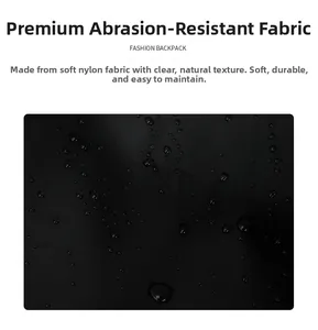 Vista macro del tessuto in nylon nero impermeabile con gocce d'acqua sulla superficie