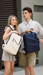 Dettaglio dello zaino in oxford con porta USB e design a cerniera multistrato