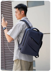 Dettaglio dello zaino business blu navy con porta di ricarica USB e tessuto nylon impermeabile